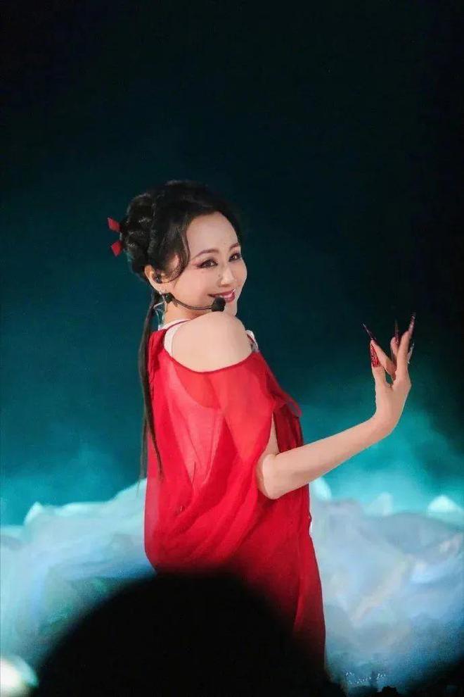 著名主持人曹颖患胃癌！术后8天就开直播带货，她的担忧曝出