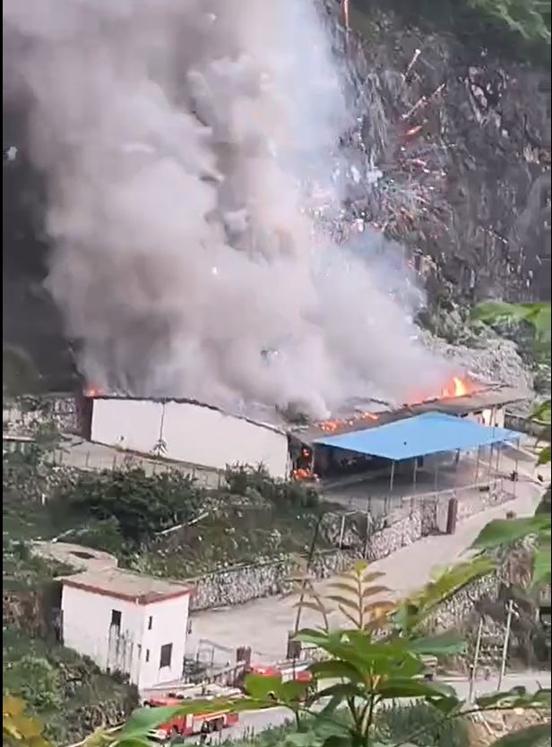 清晨鞭炮仓库被落石砸中爆炸，广西东兰应急局：上千平方米仓库被引燃，无人员伤亡