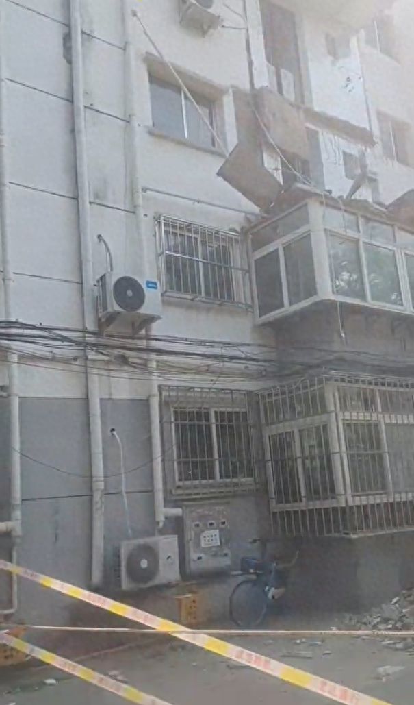 三楼住户装修阳台，四楼阳台突脱落；街道办：应属施工导致，需业主协商处理