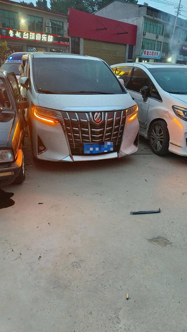 “未成年人租开宝马车，撞了百万豪车”？山东兰陵交警称车上确有未成年人，但非网传情况