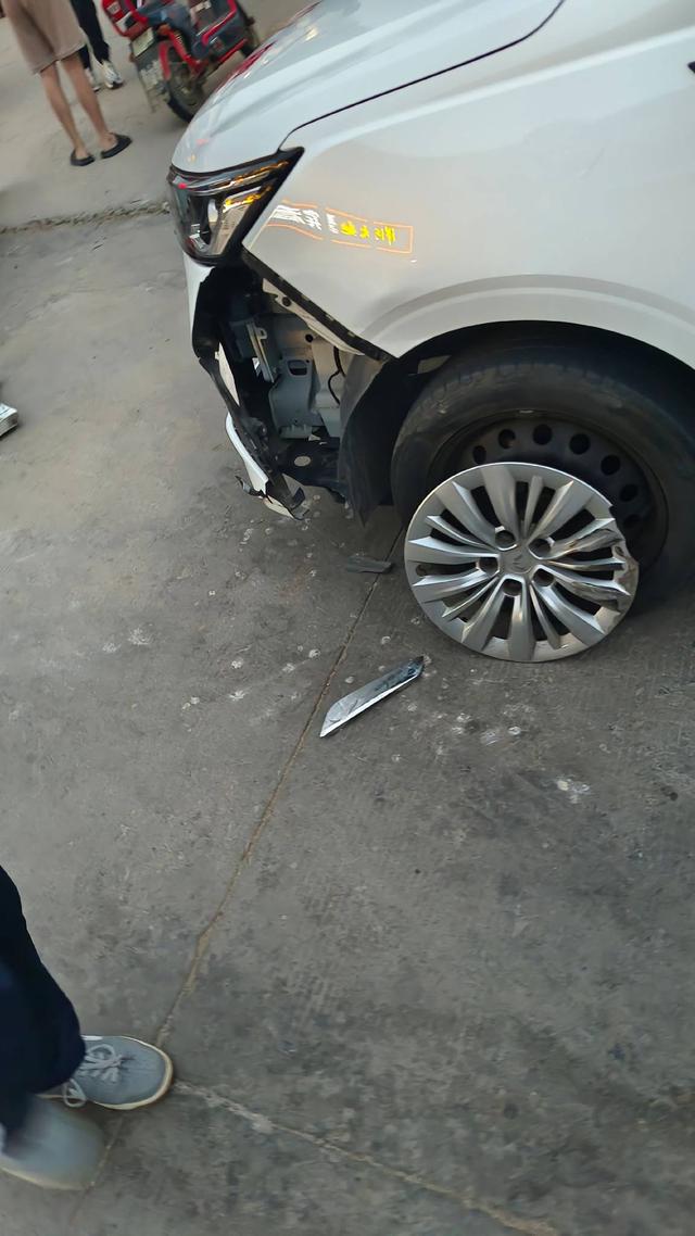 “未成年人租开宝马车，撞了百万豪车”？山东兰陵交警称车上确有未成年人，但非网传情况