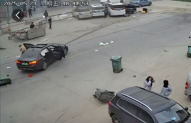 “未成年人租开宝马车，撞了百万豪车”？山东兰陵交警称车上确有未成年人，但非网传情况