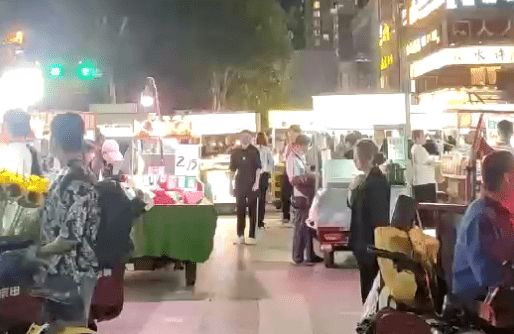 西安一小区业主投诉小区门口占道经营 商贩多次找上门求放过