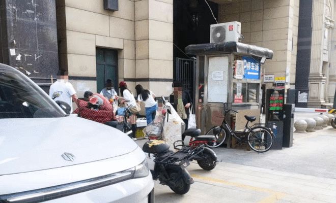 西安一小区业主投诉小区门口占道经营 商贩多次找上门求放过
