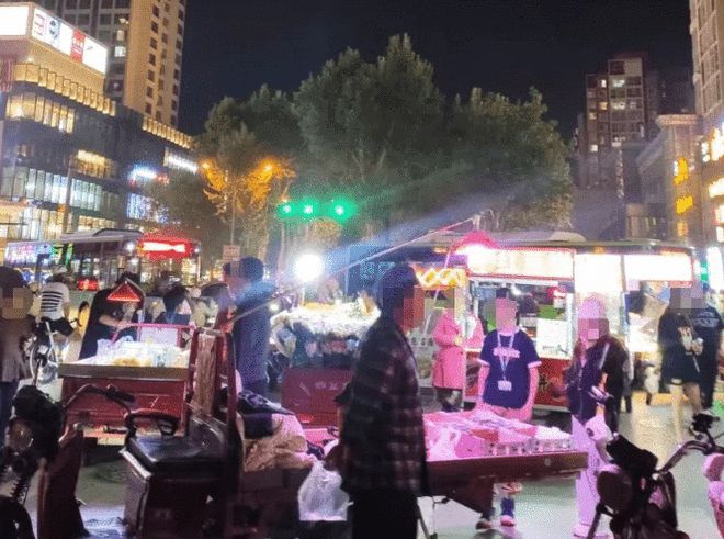 西安一小区业主投诉小区门口占道经营 商贩多次找上门求放过