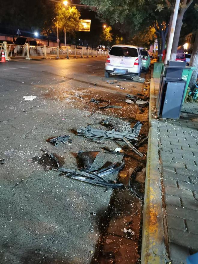 男子深夜驾车猛撞交警及路人，交警受伤严重，目击者：场面很可怕