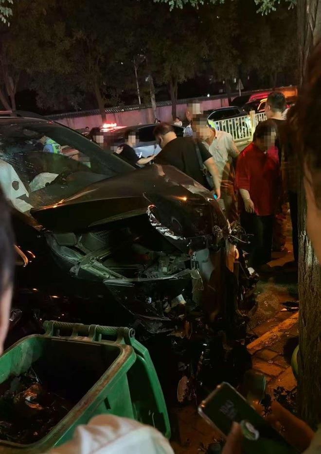 男子深夜驾车猛撞交警及路人，交警受伤严重，目击者：场面很可怕
