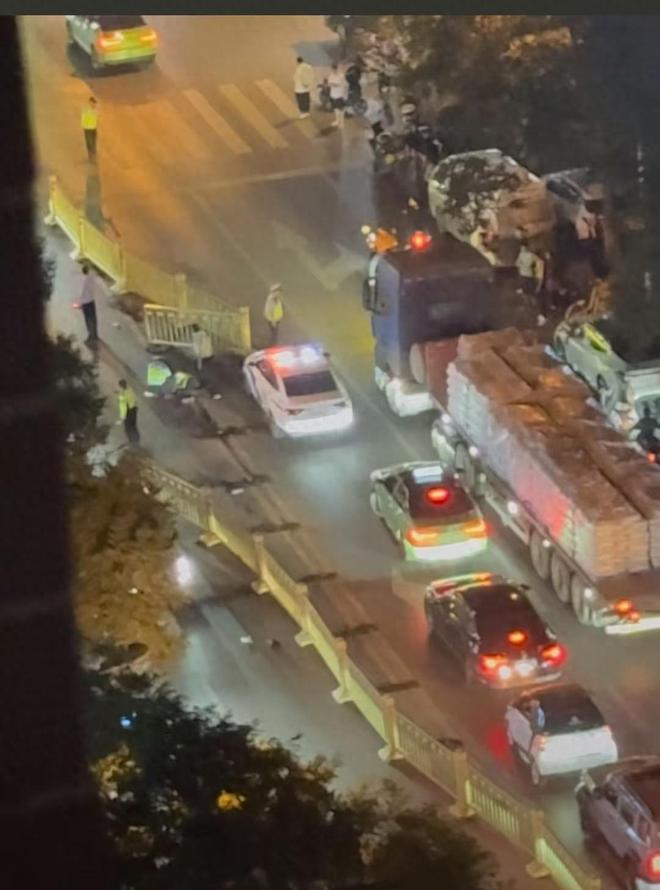 男子深夜驾车猛撞交警及路人，交警受伤严重，目击者：场面很可怕