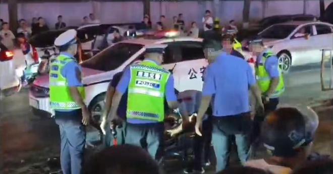 男子深夜驾车猛撞交警及路人，交警受伤严重，目击者：场面很可怕