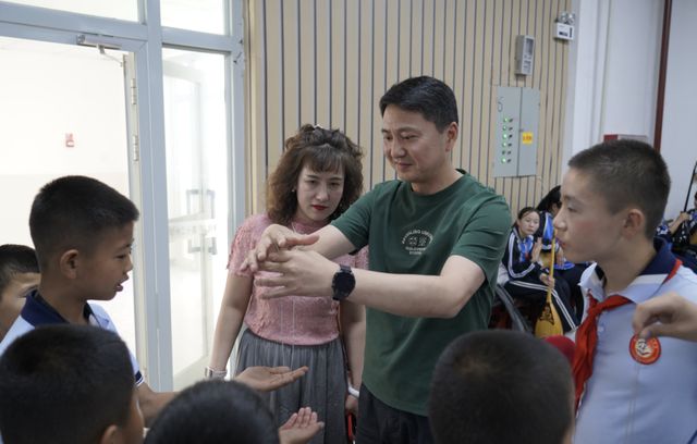 魔术点亮童心 豫疆情暖校园丨河南省魔术支教走进哈密