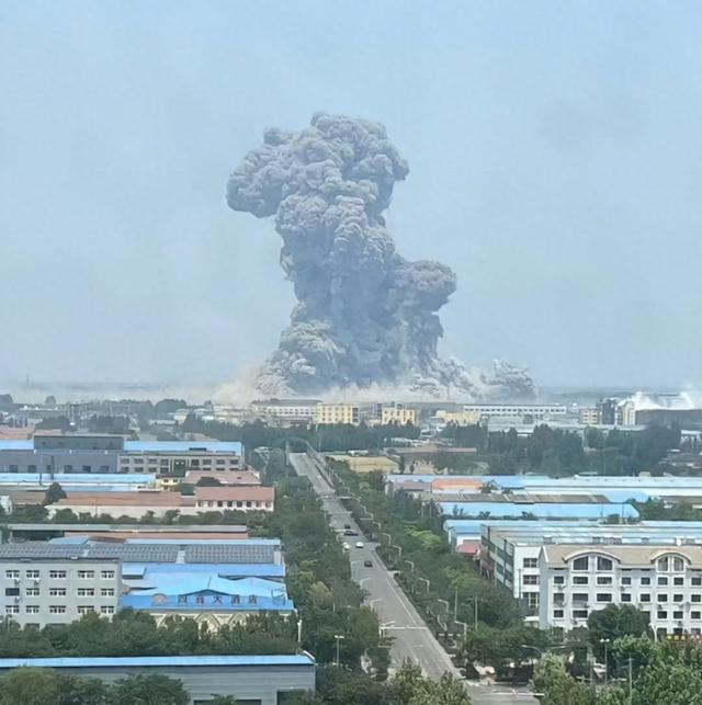 山东高密一化工厂突发爆炸，3公里内有商户窗户变形；应急部门：已介入处置