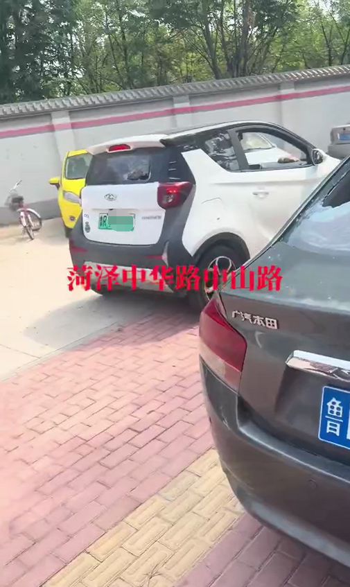 车主发视频“夜晚路边20多辆车被砸玻璃”，称案件告破正协商赔偿