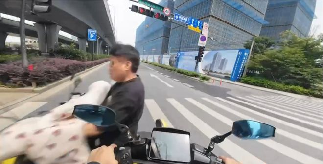 俩男子骑电摩交叉路口相撞，“超速者”发视频连呼对方“闯红灯”；网友指称：超速电摩曾闯红灯撞奥迪