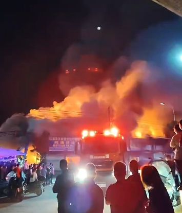 福建霞浦一企业仓库凌晨突发大火，火势持续超5小时，相关部门已介入调查