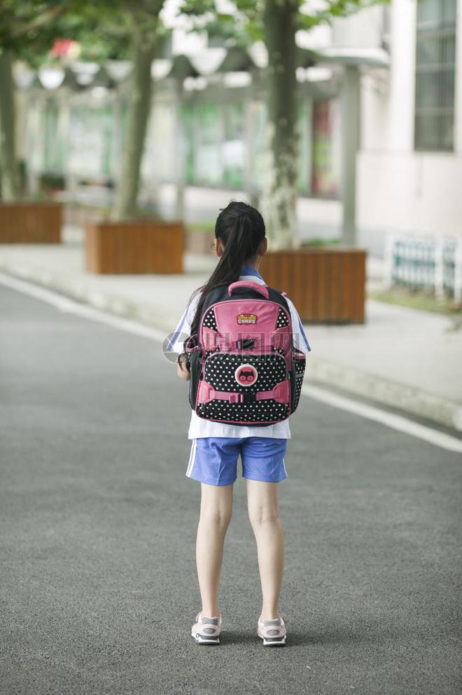 53岁男子强奸13岁女孩，还给近百名小女生发隐私视频，详情曝出