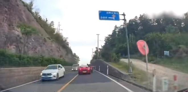 保时捷跑车被指飙车撞倒摩托换车牌？警方通报：司机涉嫌危险驾驶已刑拘