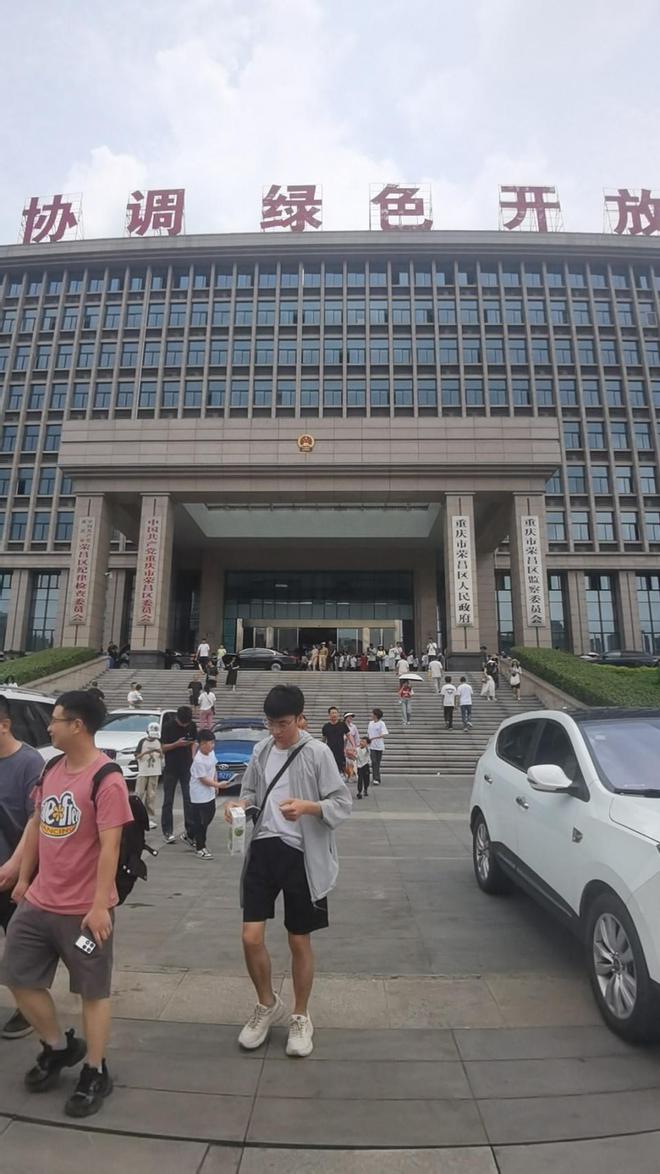 重庆荣昌区五一“三免”火出圈，游客排200米长队品机关食堂“政府餐”