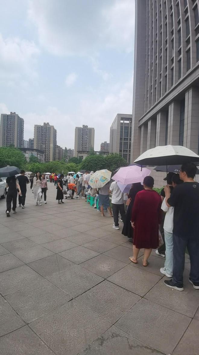 重庆荣昌区五一“三免”火出圈，游客排200米长队品机关食堂“政府餐”