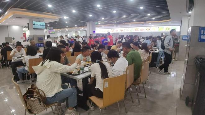 重庆荣昌区五一“三免”火出圈，游客排200米长队品机关食堂“政府餐”