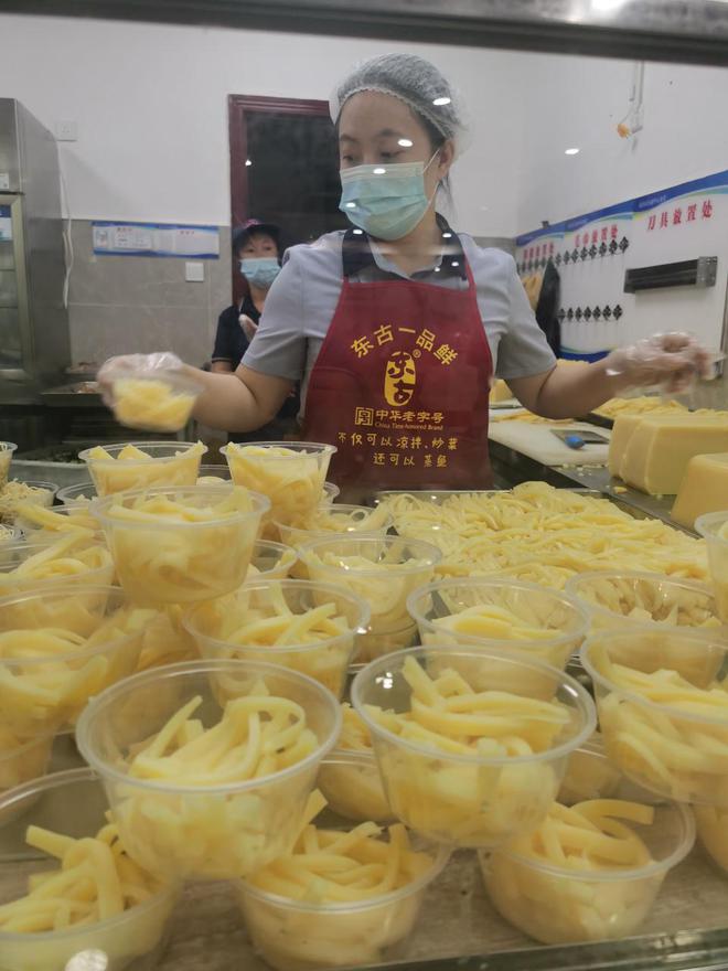 重庆荣昌区五一“三免”火出圈，游客排200米长队品机关食堂“政府餐”
