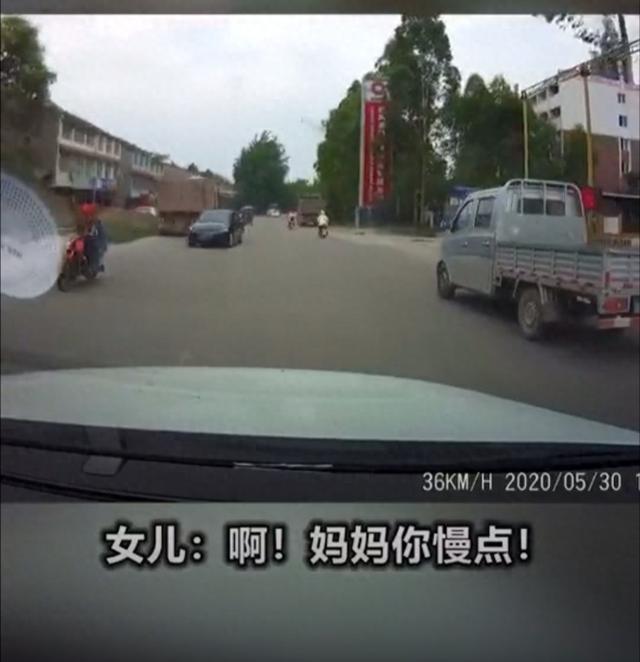 “女子不顾俩幼童哭喊‘妈妈害怕’，驾车狂飙撞击载夫前车”；记者核实：事发5年前，万幸没伤人