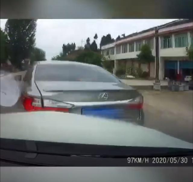 “女子不顾俩幼童哭喊‘妈妈害怕’，驾车狂飙撞击载夫前车”；记者核实：事发5年前，万幸没伤人
