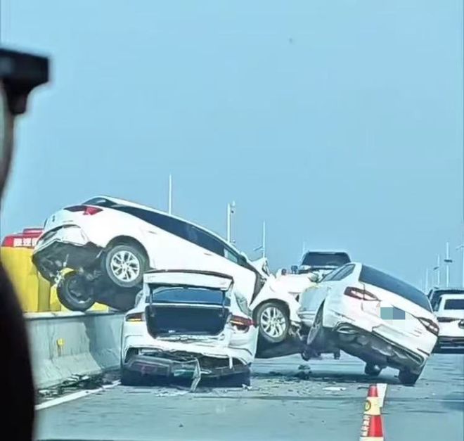 高速大桥变道引发连环车祸，白车“骑”隔离栏将另一车压下面，江西交警称未造成人员伤亡
