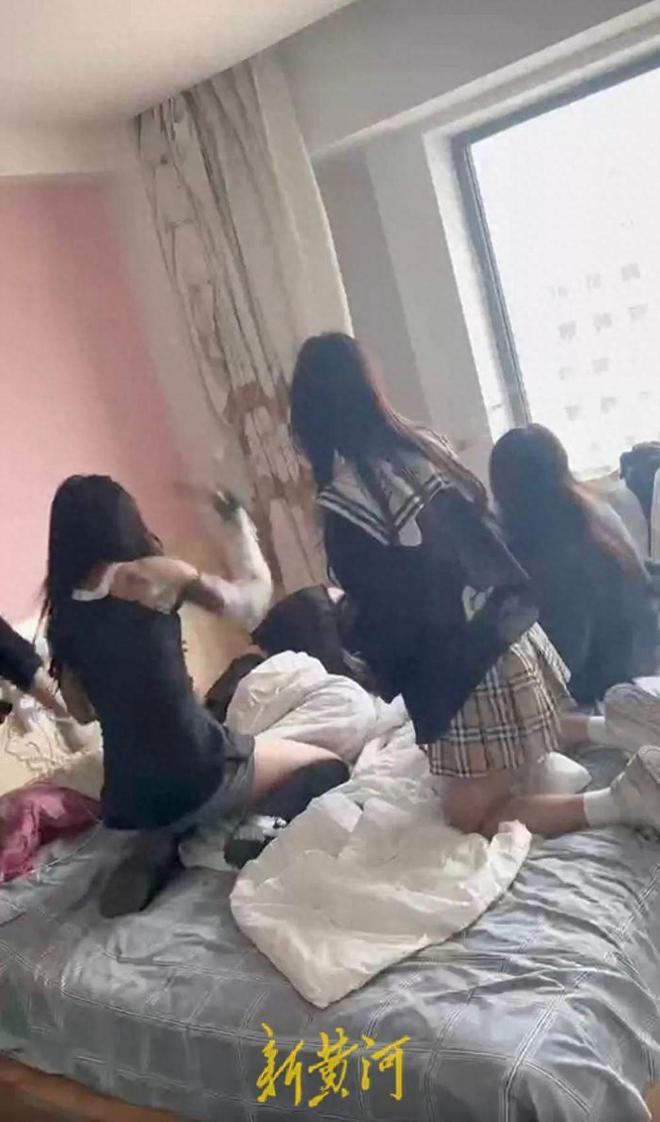 女孩遭多名男女毒打，还被强迫脱衣侮辱，一女网红参与，详情曝出