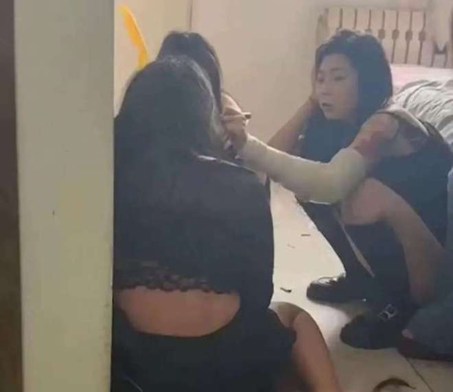女孩遭多名男女毒打，还被强迫脱衣侮辱，一女网红参与，详情曝出