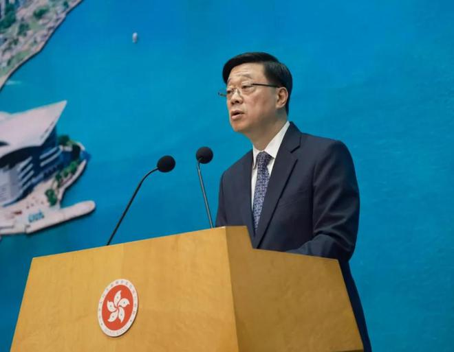 内地客游香港被指“乞衣袭港”，此事件惊动港府，特首李家超发声