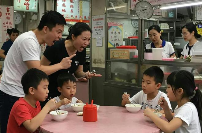 内地客游香港被指“乞衣袭港”，此事件惊动港府，特首李家超发声