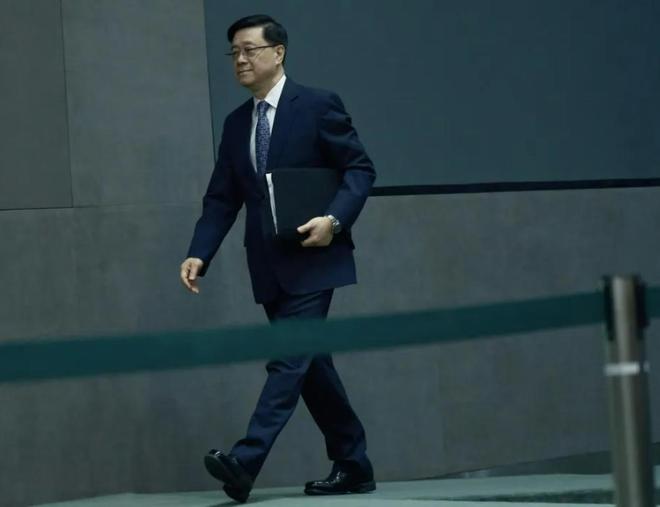 内地客游香港被指“乞衣袭港”，此事件惊动港府，特首李家超发声