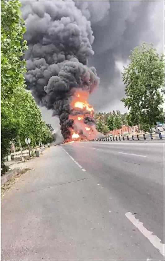 河南一油罐车公路上起火腾起浓烟，消防部门：无人员伤亡