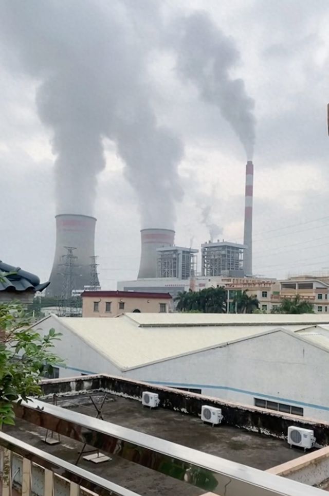 中山一发电厂持续冒黑烟气味刺鼻，公司回应：系囤煤自燃，已进行处理
