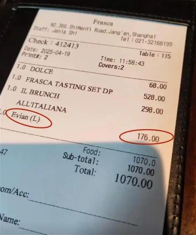 情侣去餐厅吃饭，两瓶矿泉水竟被收176元，店家名字曝出