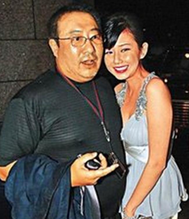 66岁富商与女子有九年婚外情，竟“完美”瞒过原配，女子共生四胎