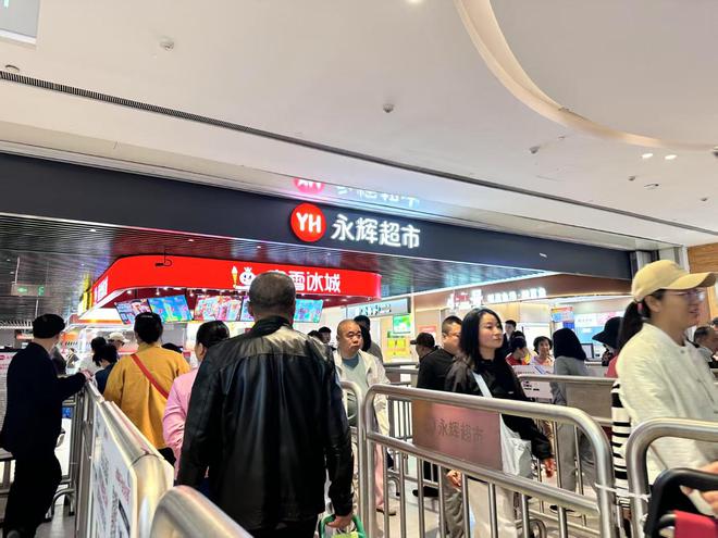 出游商品成“顶流” 五一假期超市销售旺