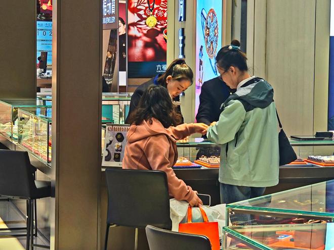 黄金市场波动加剧，消费者还买吗？