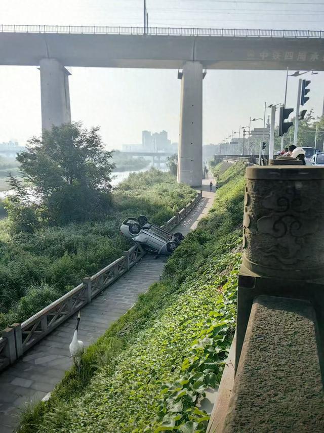 轿车撞破护栏坠落河堤后倒扣，四川广汉警方：事故情况正调查