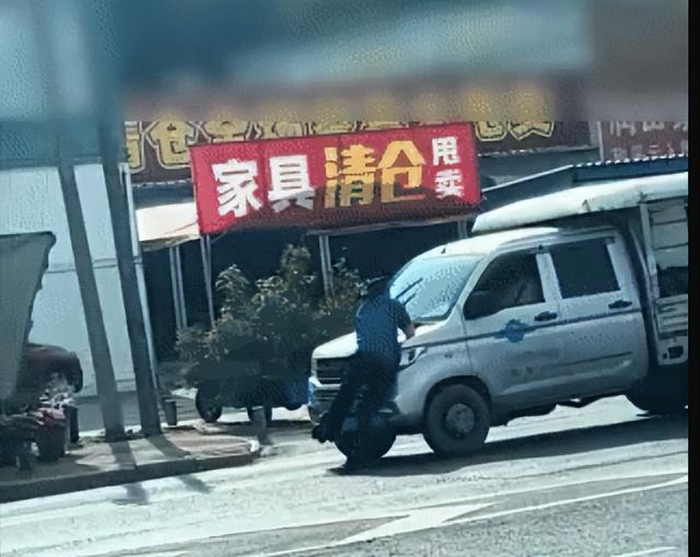 城管队员扒瓜车引擎盖遭拖行，广西北海官方暂未正面回应