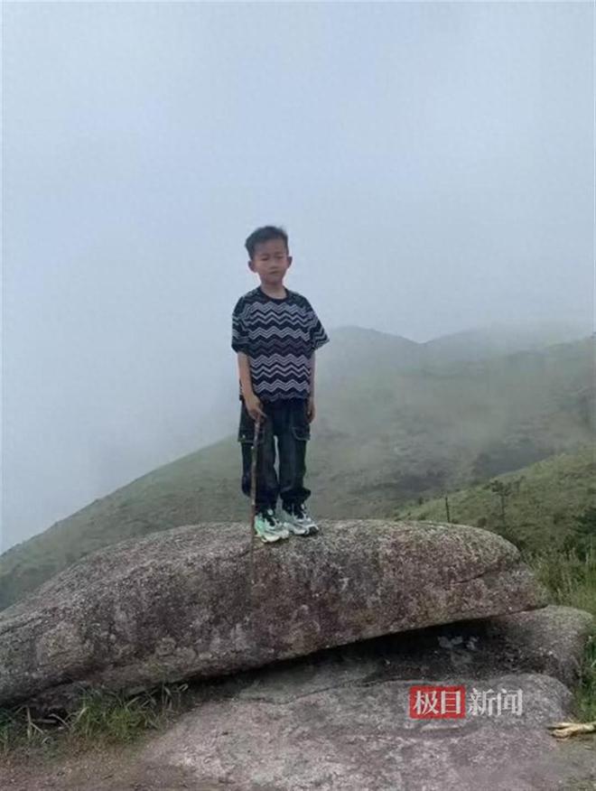 福建失联的8岁男童仍没找到，官方通报下一步工作，搜救现场曝出