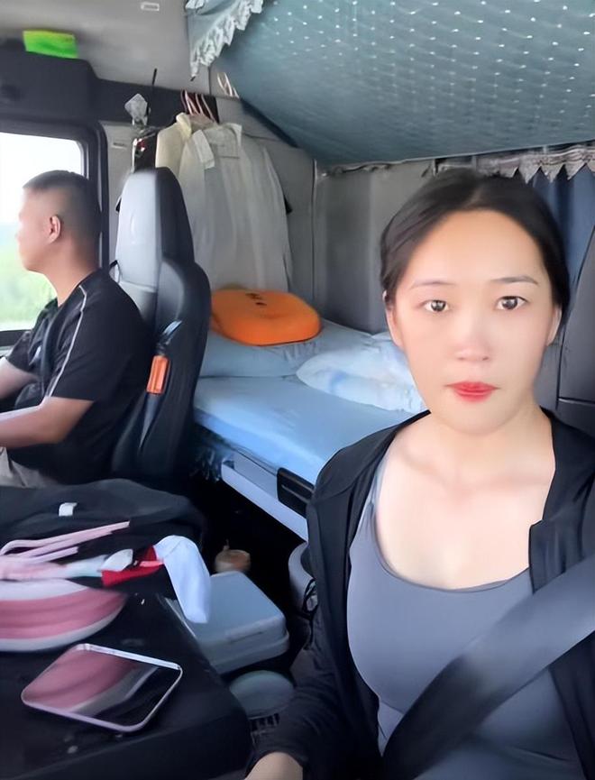 大量“卡嫂”账号被封，“卡嫂”的过往视频被扒，短裙丝袜很性感