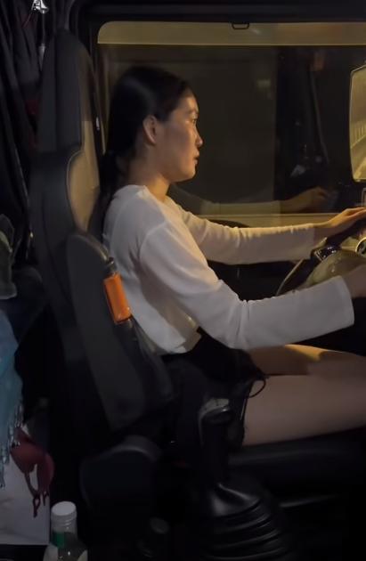 大量“卡嫂”账号被封，“卡嫂”的过往视频被扒，短裙丝袜很性感