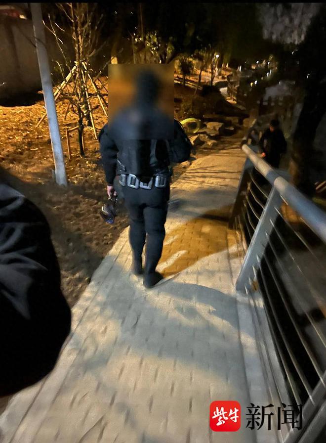 手机落水，男子请人打捞没捞到，隔天却出现在卖场，打捞猫腻曝出