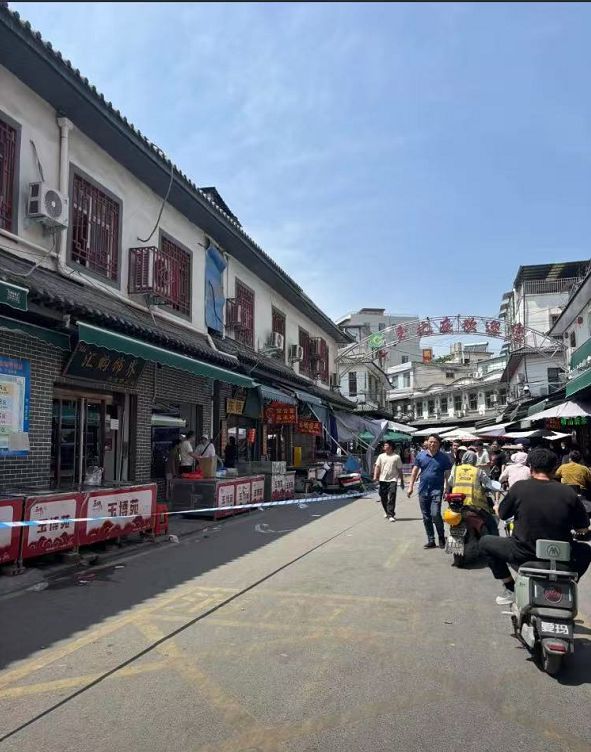 玉器市场水泥仿古瓦檐突坠落，砸伤3人；河南镇平：正有序善后