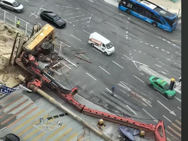 珠海街头惊险一幕：约20米高桩机侧翻斑马线，幸无人员伤亡