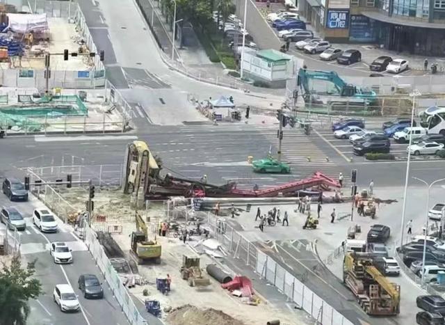 珠海街头惊险一幕：约20米高桩机侧翻斑马线，幸无人员伤亡