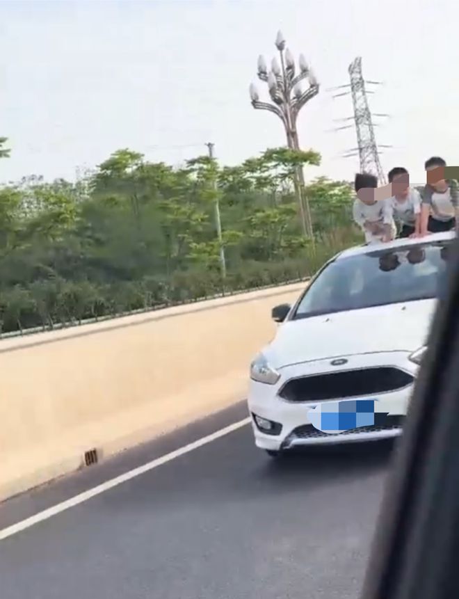 危险！网友驾车遇3个男孩从天窗探出身体，宜宾交警：属违规行为，将核查