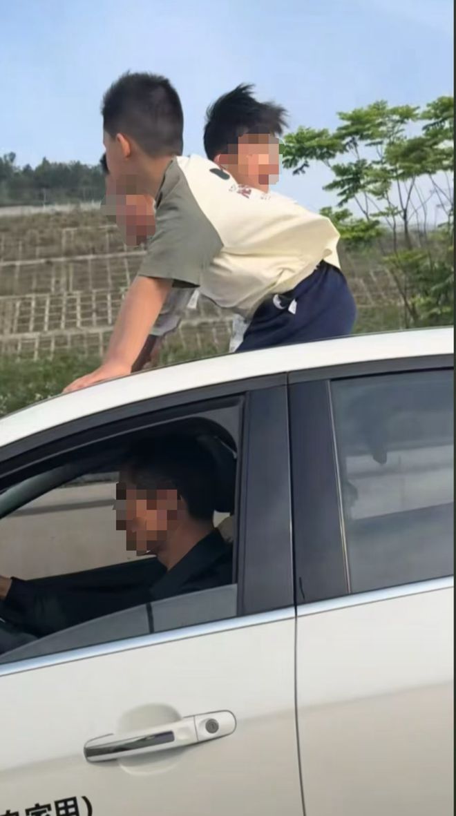 危险！网友驾车遇3个男孩从天窗探出身体，宜宾交警：属违规行为，将核查