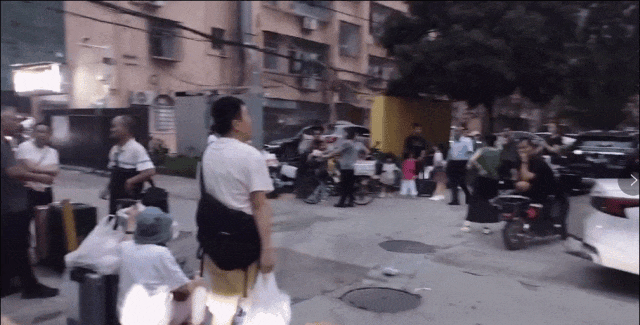 一小区楼房墙体开裂地基疑似下沉；深圳官方刚刚通报：封控25栋楼，邻近学校停课1天！